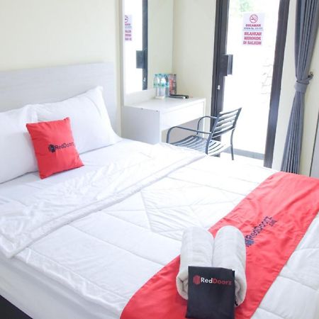 RedDoorz @ Genteng Surabaya Bagian luar foto