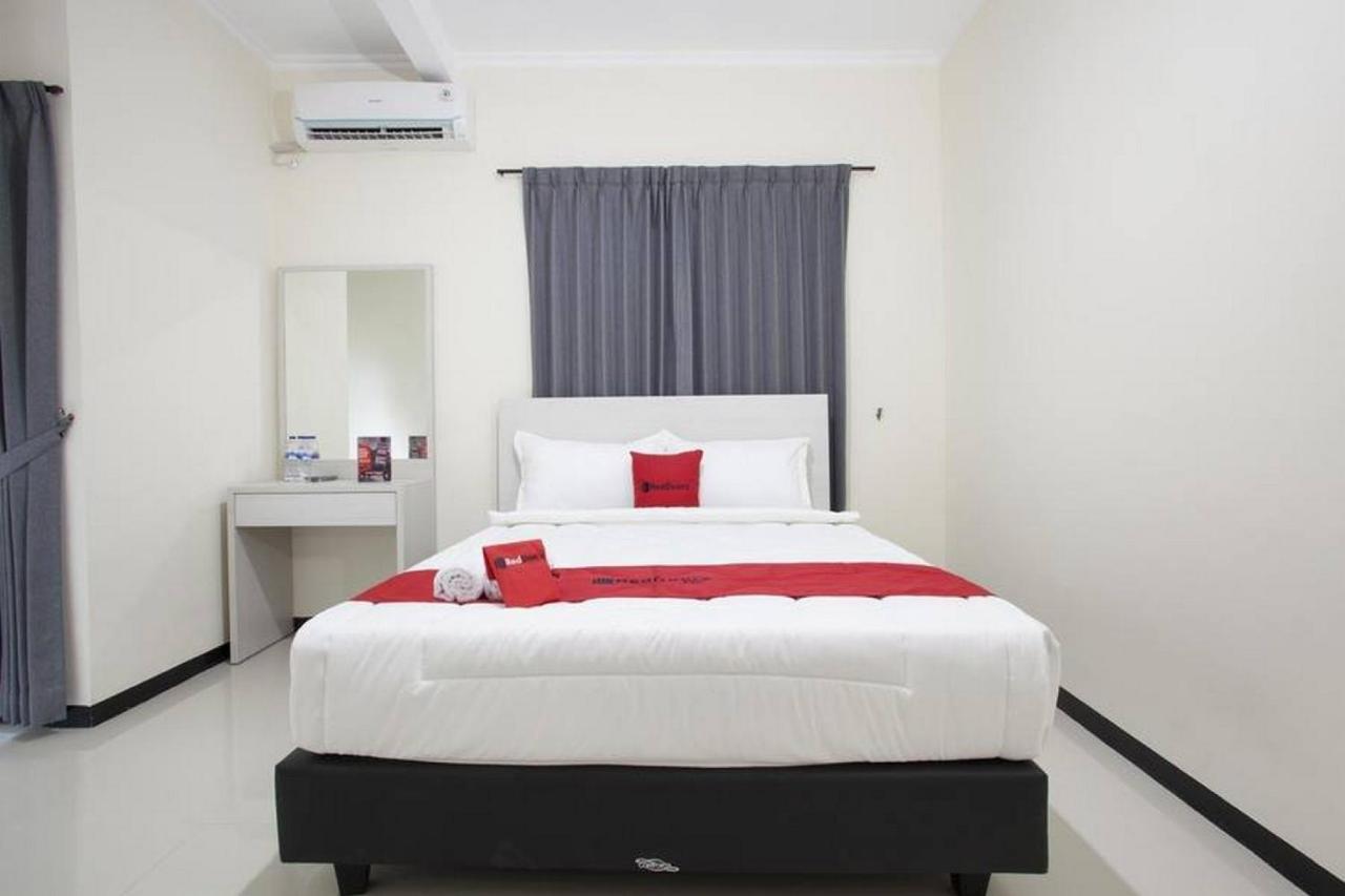 RedDoorz @ Genteng Surabaya Bagian luar foto