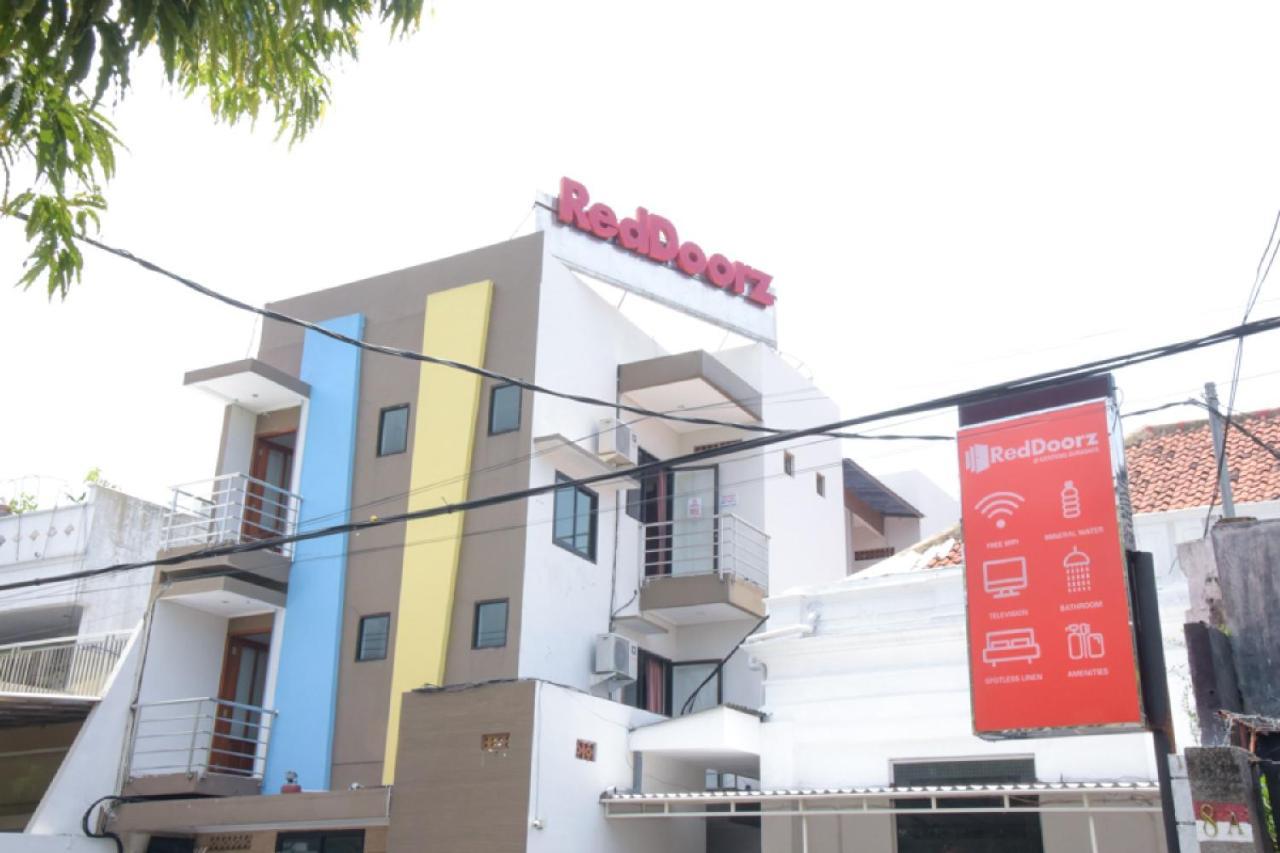 RedDoorz @ Genteng Surabaya Bagian luar foto