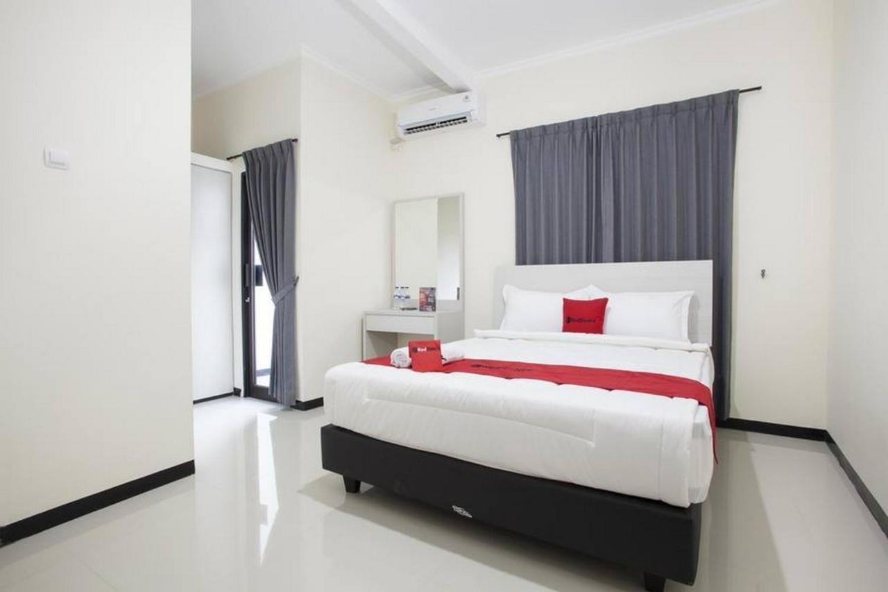RedDoorz @ Genteng Surabaya Bagian luar foto