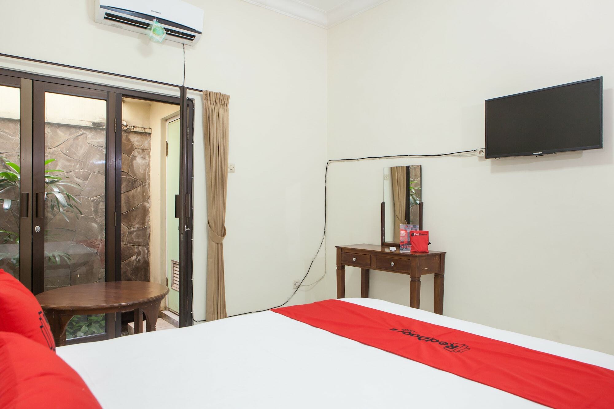 RedDoorz @ Genteng Surabaya Bagian luar foto