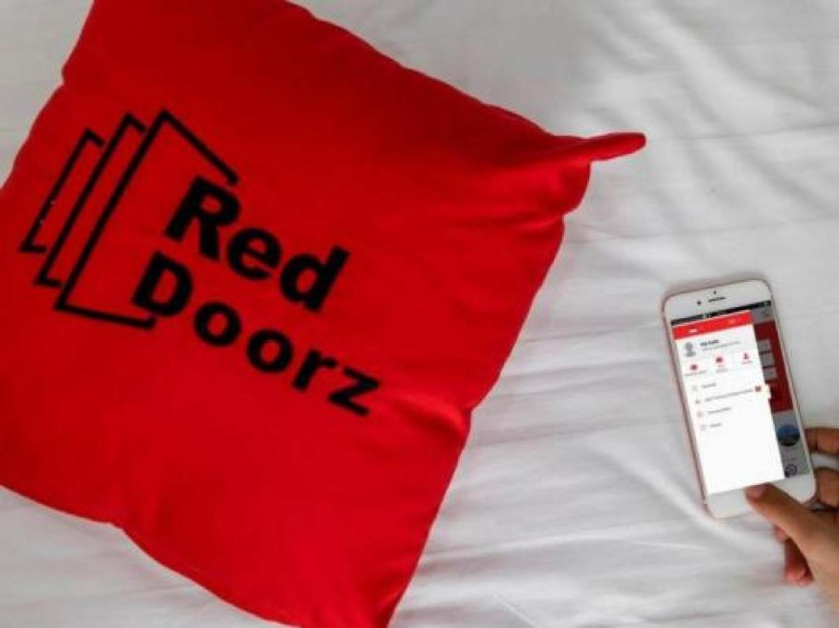 RedDoorz @ Genteng Surabaya Bagian luar foto
